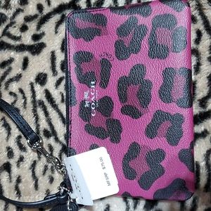 BNWT retired leather Coach wristlet